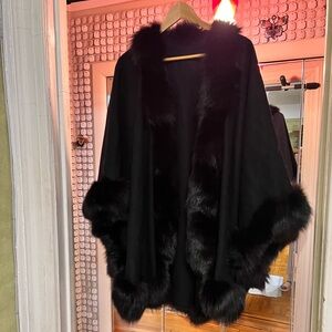 Elegant cashmere Black real fox Fur-Trimmed Cape